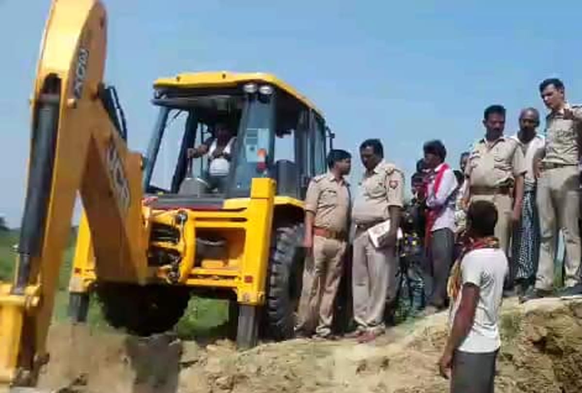 two deaths due to collapse of mound during excavation at Kannauj