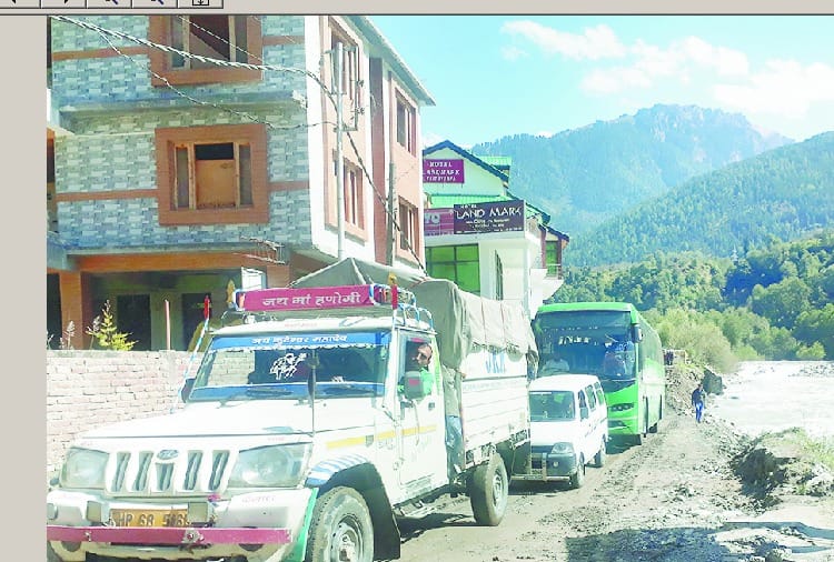 छोटे वाहनों के लिए कुल्लू-मनाली सड़क अस्थायी तौर पर बहाल