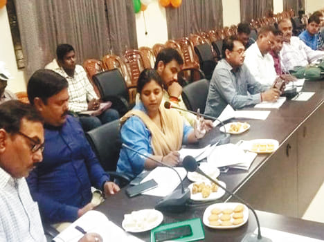 उद्योग बंधु की बैठक करते सीडीओ