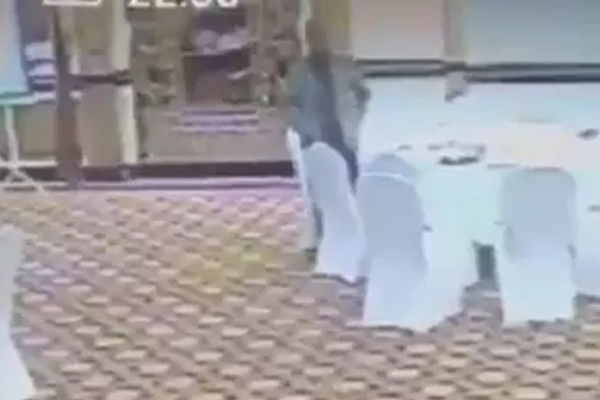 Pakistan Grade20 Officer caught on camera stealing Kuwait Official wallet