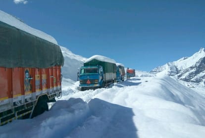 Rescue teams in Manali and keylong people trapped in snow