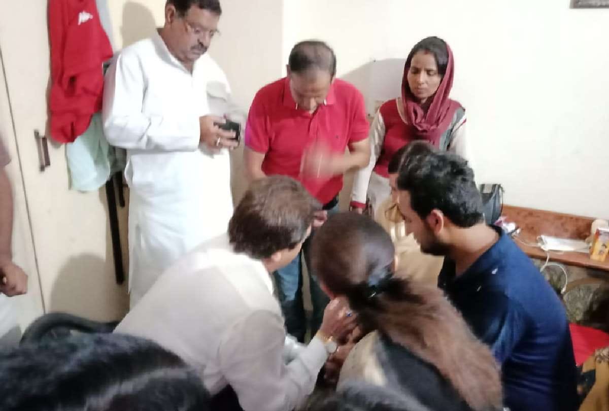 raj babbar meets the family of vivek tiwari