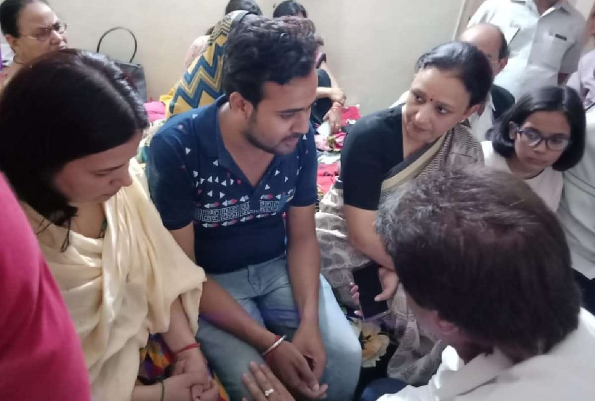 raj babbar meets the family of vivek tiwari