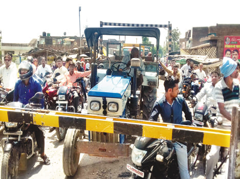 Jams, railing on railway crossings, disturb