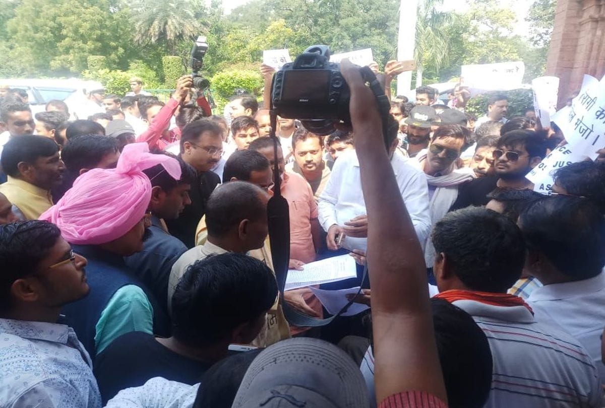 agra advocates memorandum submitted to Deputy CM Dinesh Sharma over murder case,