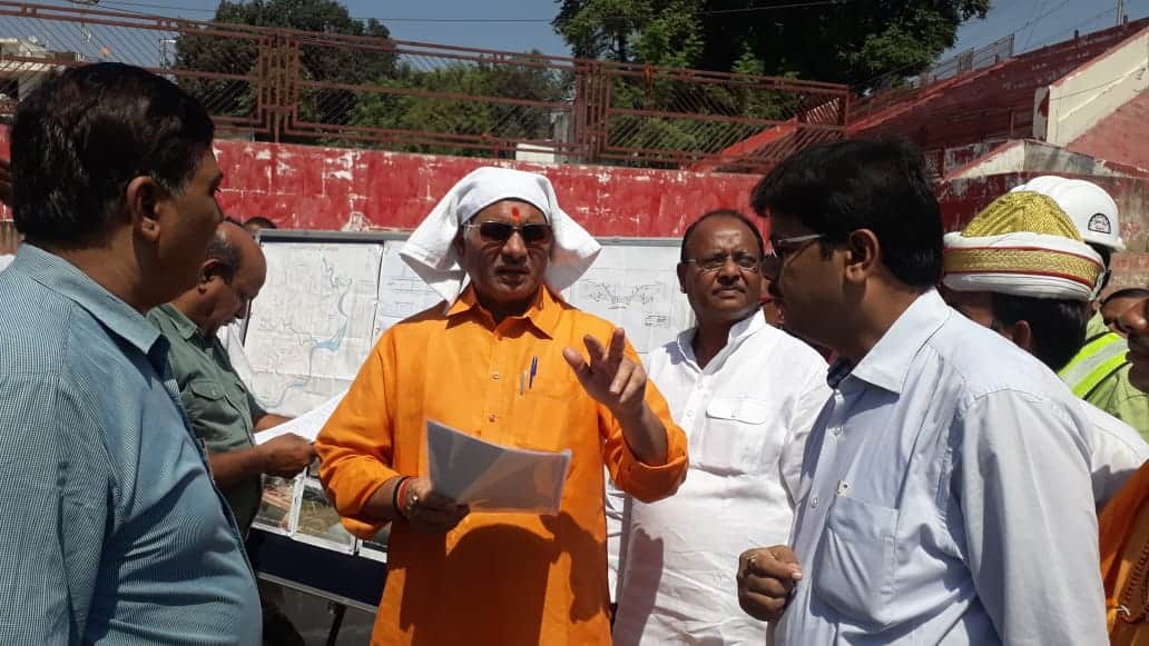 minister dharampal singh angry fater see the board of akhilesh yadav at varuna corridor