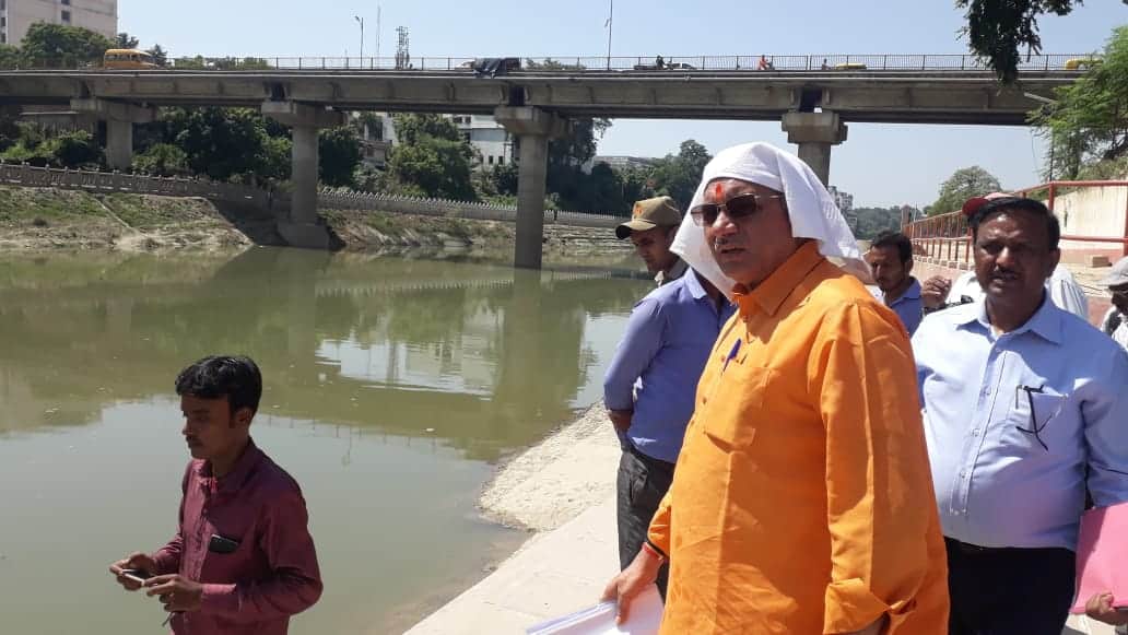 minister dharampal singh angry fater see the board of akhilesh yadav at varuna corridor