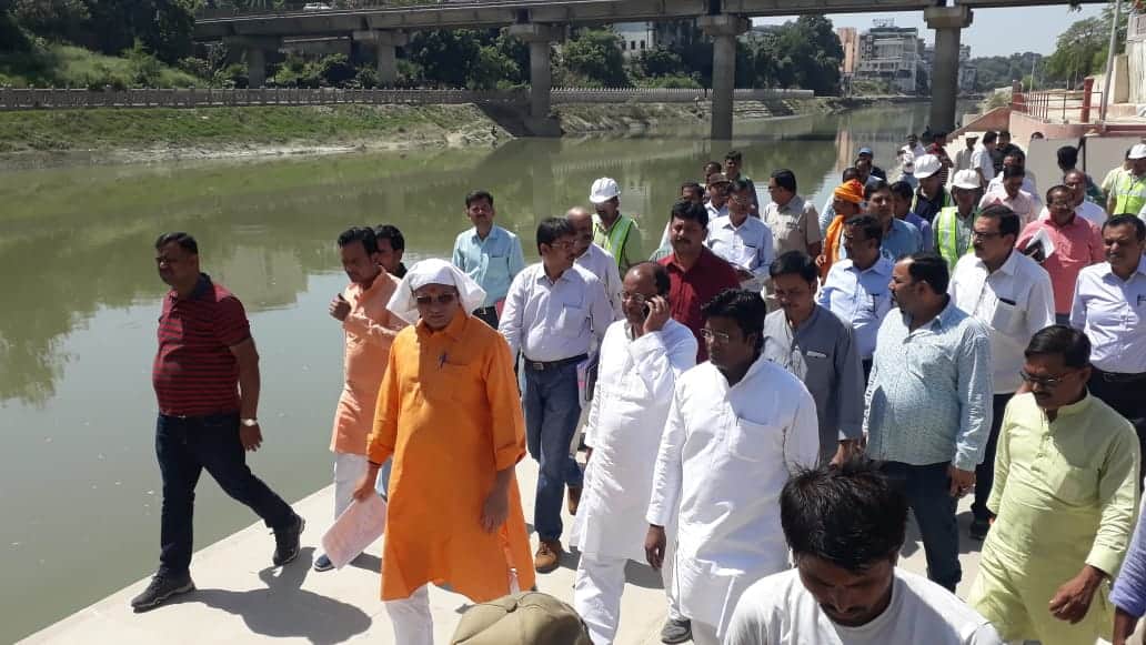 minister dharampal singh angry fater see the board of akhilesh yadav at varuna corridor