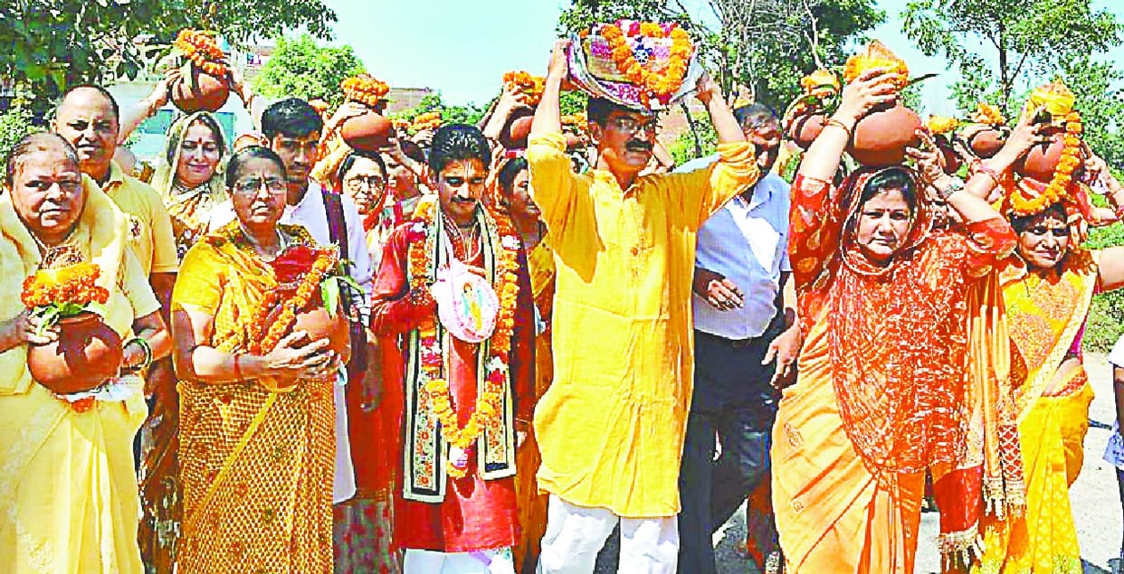 krishna bhajno par khoob jhume shardhhalu, nikali kalash yatra