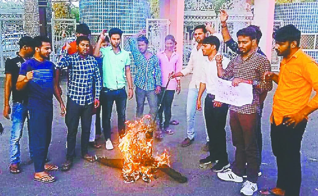 ccsu ke gate par jalaya poolice prasashan ka putla