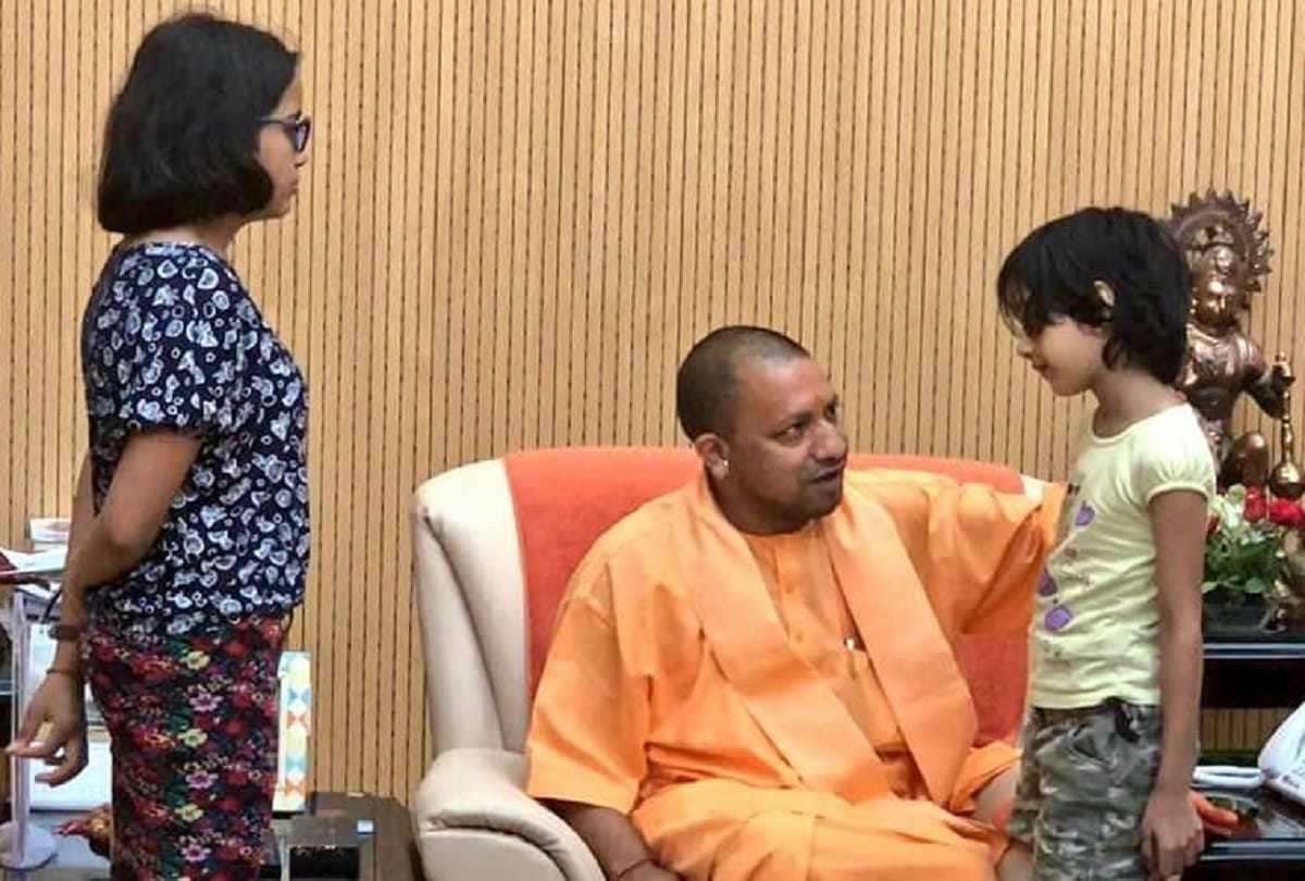 wife of vivek tiwari meets CM yogi in lucknow