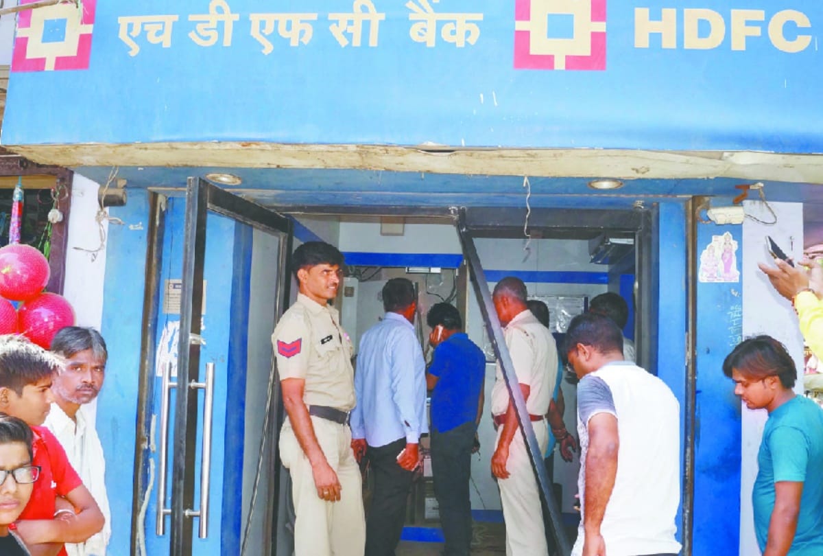 एचडीएफसी बैंक का एटीएम ही उखाड़ ले गए बदमाश