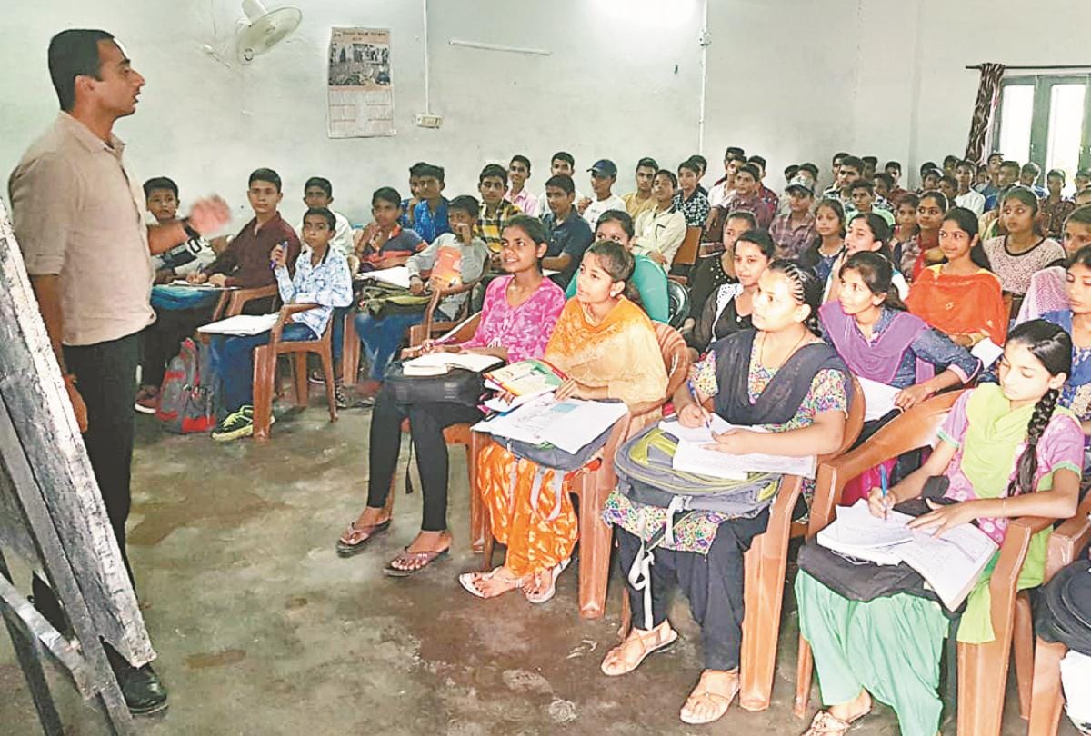 Free coaching to 10th class students by Himachal Police constables in Sirmour