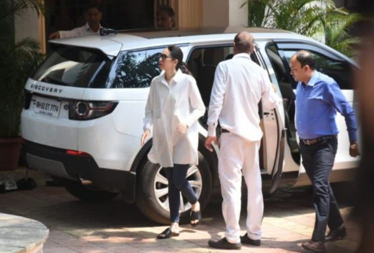 Krishna Raj Kapoor funeral rima jain kajol karishma kapoor and other celebrities reach chembur
