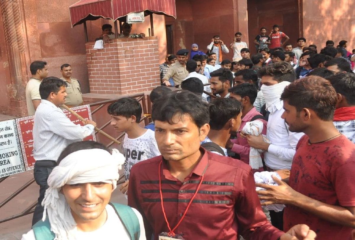 angry tourists sabotage on ticket window of Taj Mahal