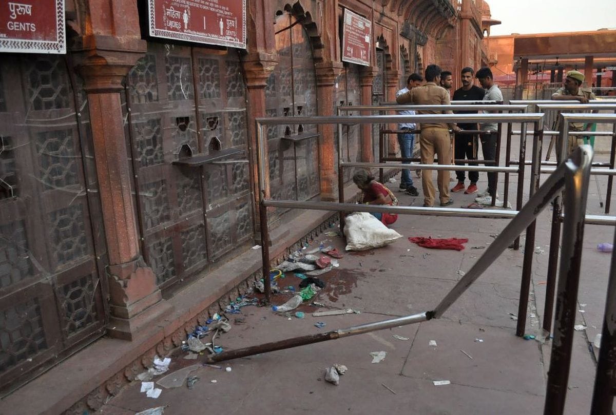 angry tourists sabotage on ticket window of Taj Mahal