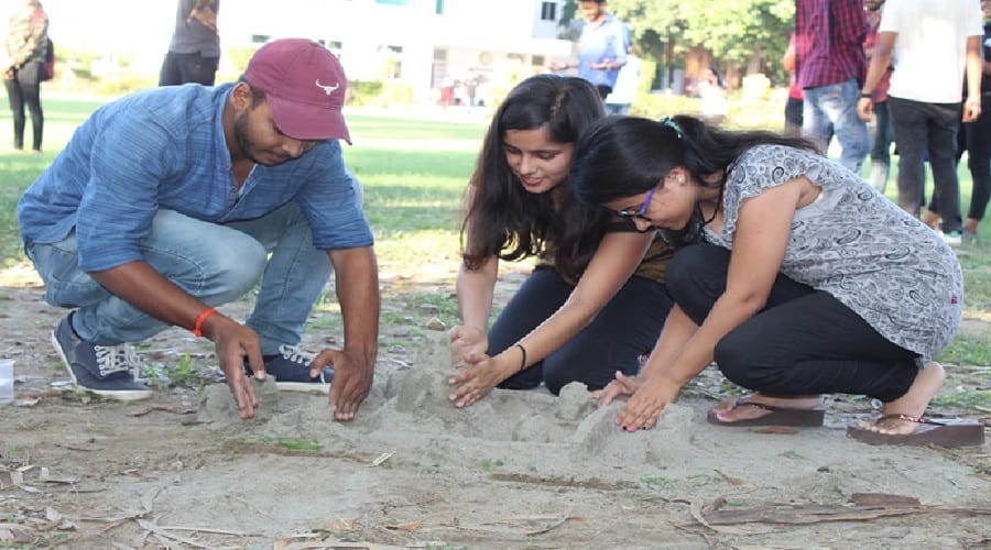 Art students in Meerut built the castle of sand in 15 minutes