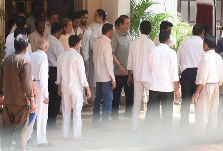 Krishna Raj Kapoor funeral rima jain kajol karishma kapoor and other celebrities reach chembur