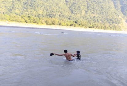 Children reach school after crossing the river in sirmour himachal
