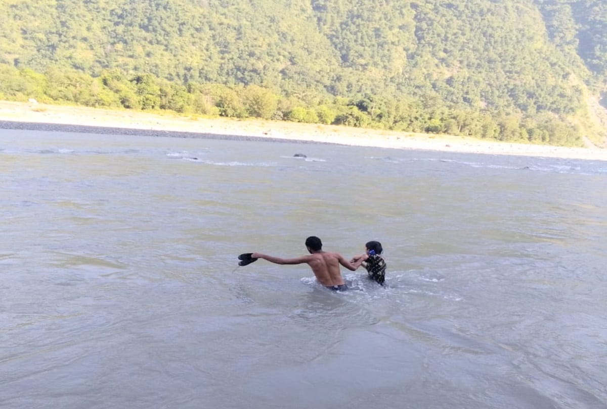 Chhachtee children put their life in the risks every day to reach school