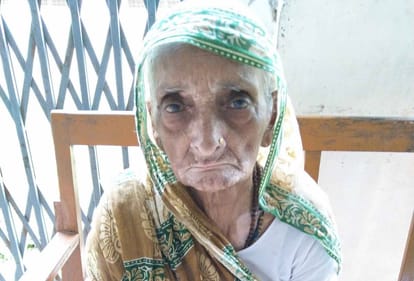 International day for older persons old mother tell her stories in old age home at varanasi