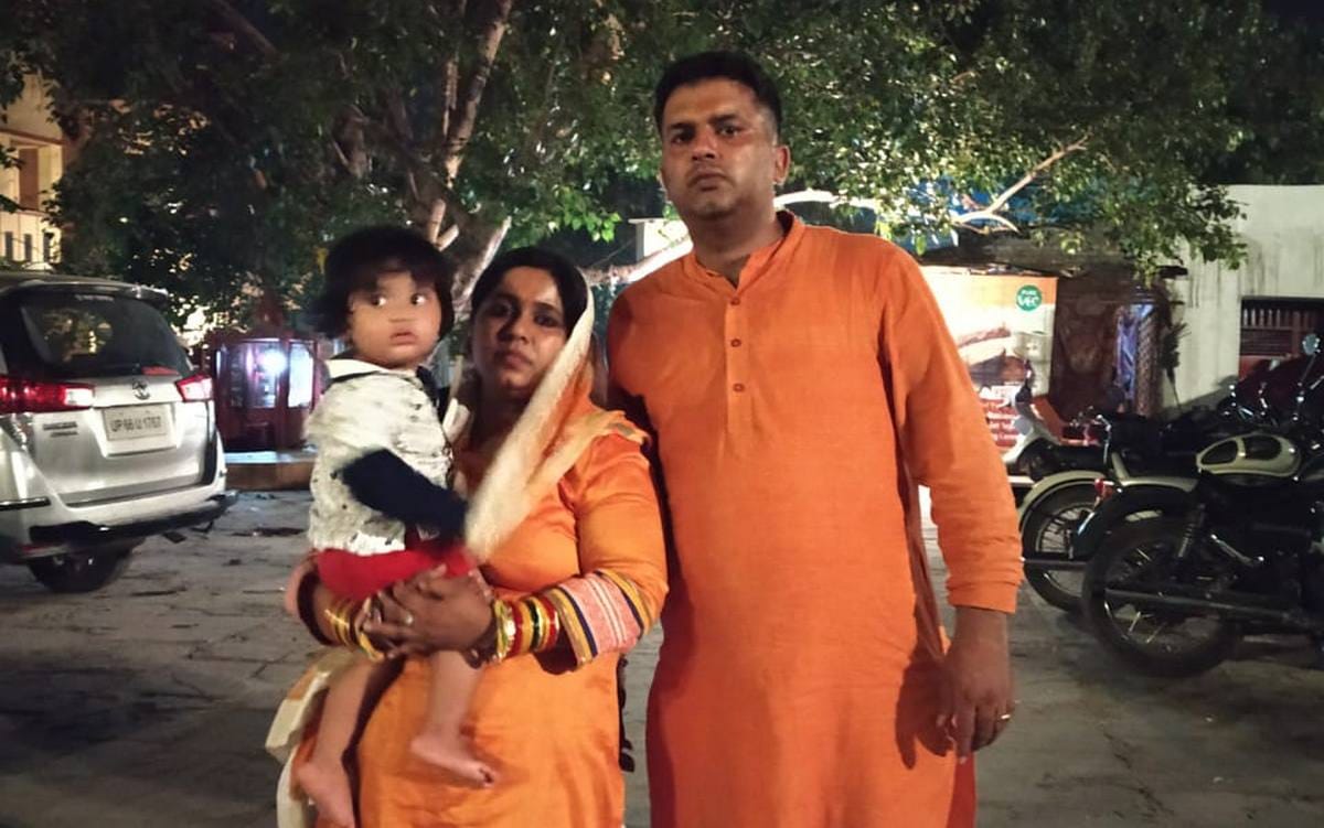 Varanasi police misbehave with women in kashi vishwanath temple