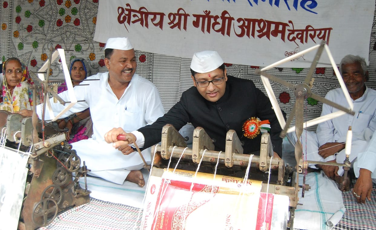पोस्टर-पेटिंग में उकेरा बापू का जीवन