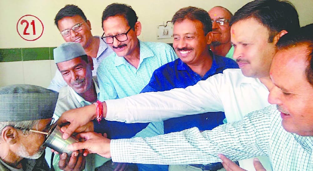 protester vishan singh ends protest after sdm's consolation