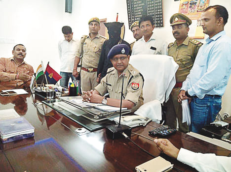 पुलिस गिरफ्त में इनामी हत्यारोपी।