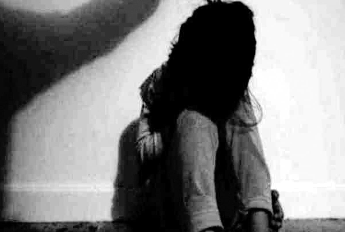 A minor girl raped in a moving car
