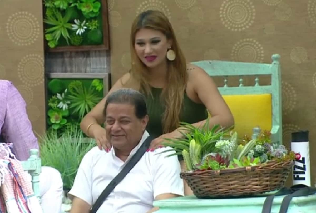 Bigg Boss 13 Jasleen Matharu reacts on bed Friend Forever said she would shared bed with anup jalota