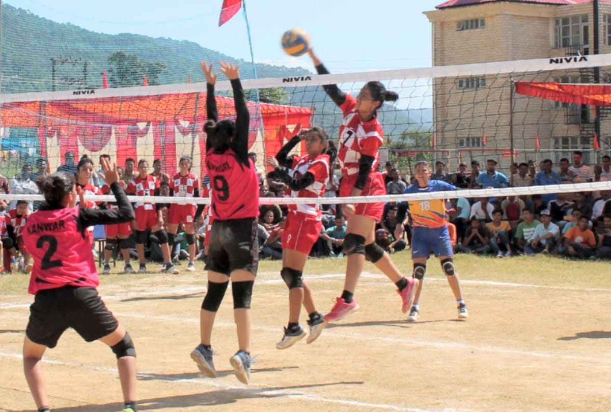 The college girl students became Volleyball Champion