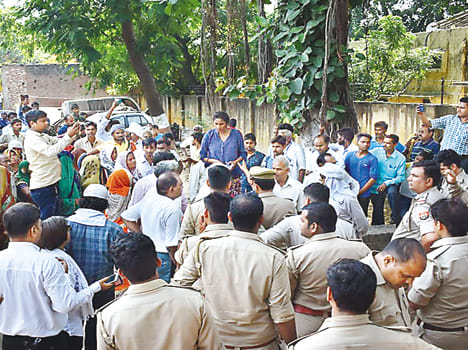 Headlines and Measures in police, encirclement of police station