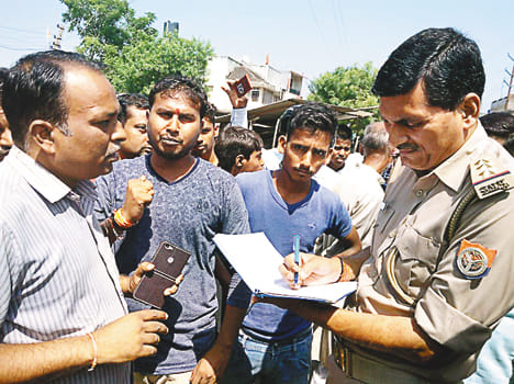 phaayaring mein teen ghaayal , three people injured in firing