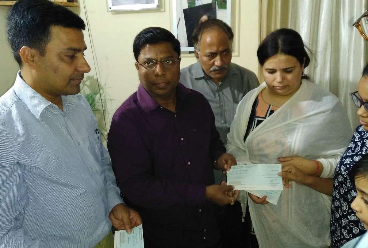 up government handover the cheque to vivek tiwari family