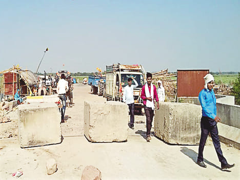 Five-hour stops on two-wheeler bridge in farrukhabad