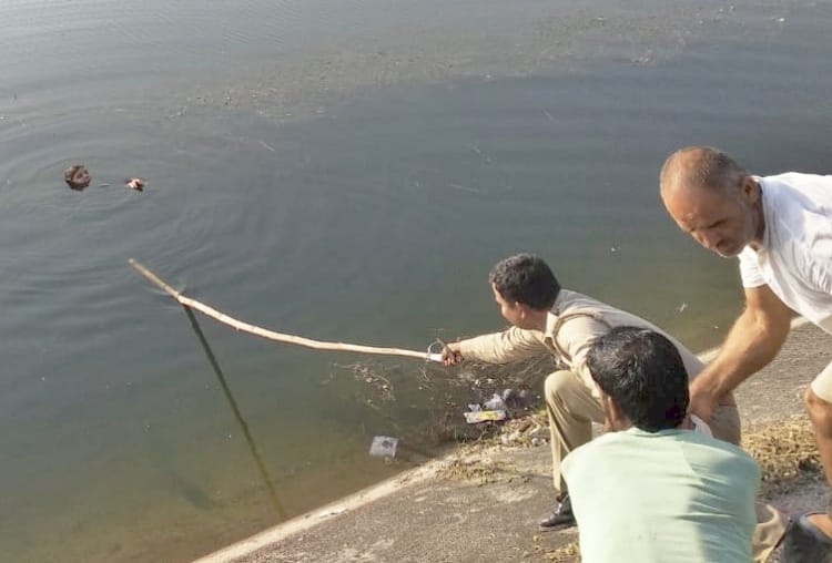 policemen saved lady in lucknow