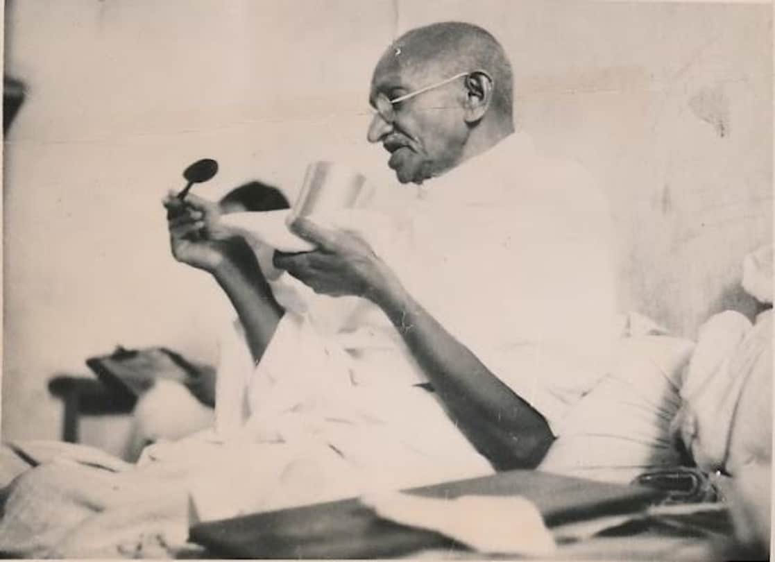 gandhi jayanti bapu sold autograph for five rupees