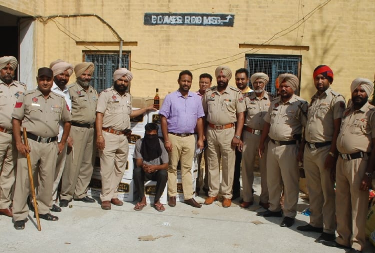Liquor smuggler arrested in Phagwara of Punjab with 468 boxes