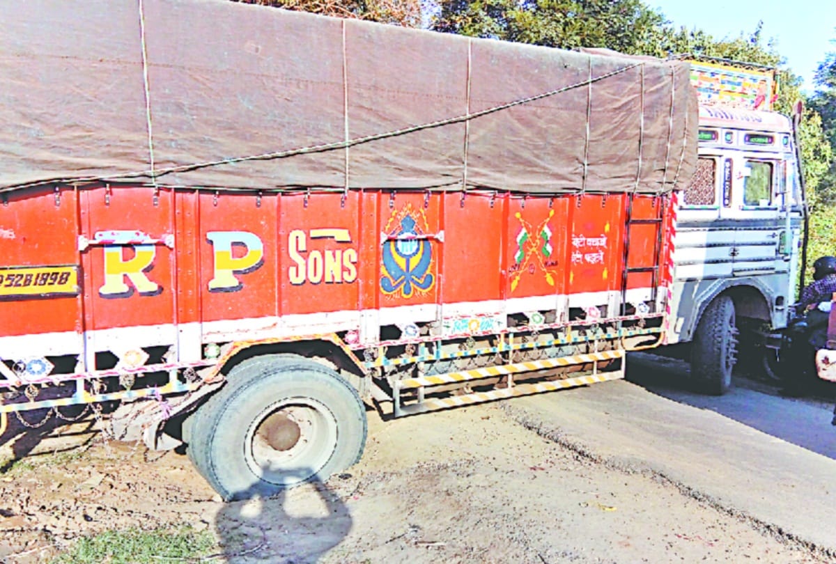 चेकिंग कर रहे मंडी निरीक्षक पर ट्रक चढ़ाने का प्रयास