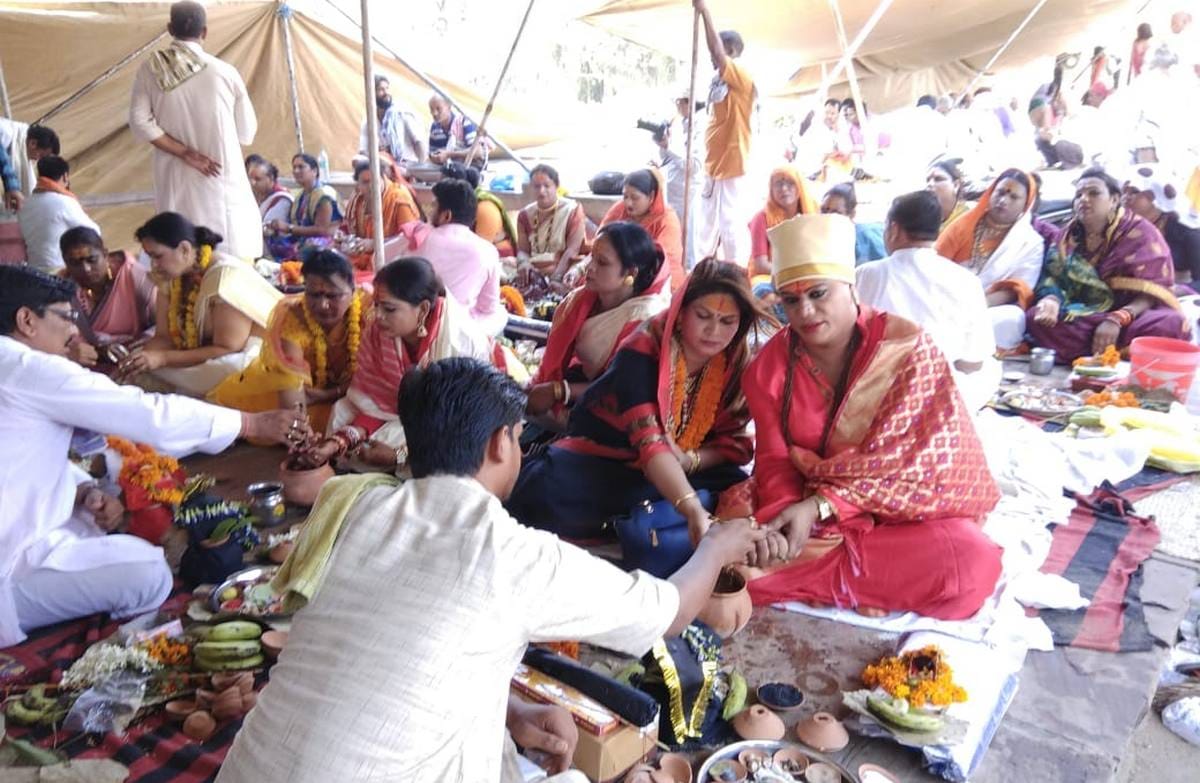 Transgenders do pind daan in pichasmochan kund at varanasi