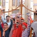 हंगामा करते लोग