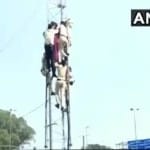 टावर पर चढ़ी महिला