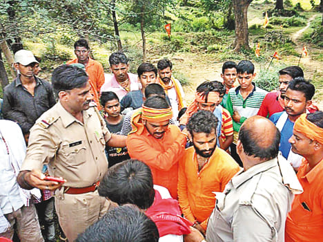 Statue of Nathuram Godse, police removed