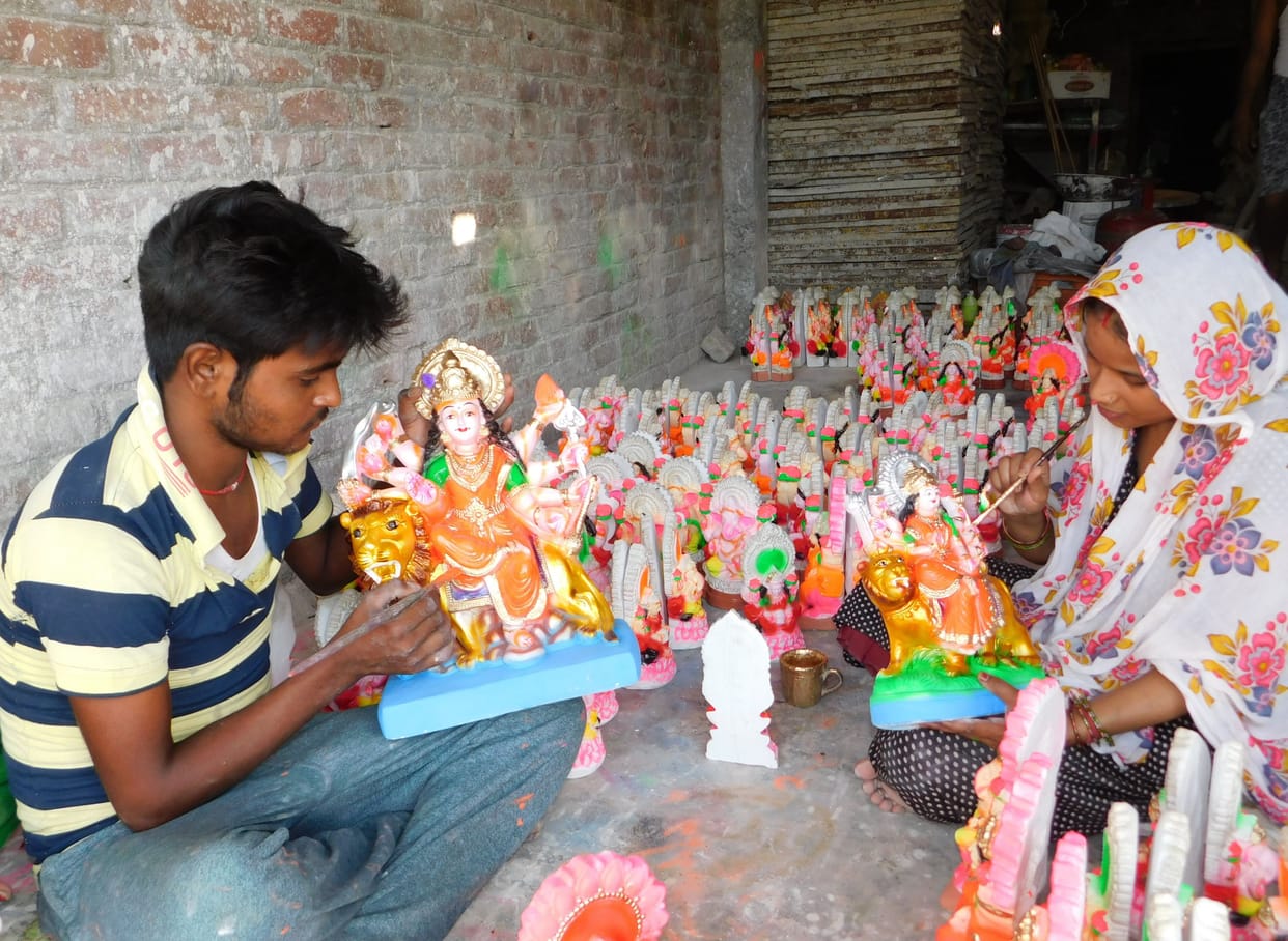 दुर्गा महोत्सव की तैयारियां तेज, मूर्तियां तैयार कर रहे  मूर्तिकार