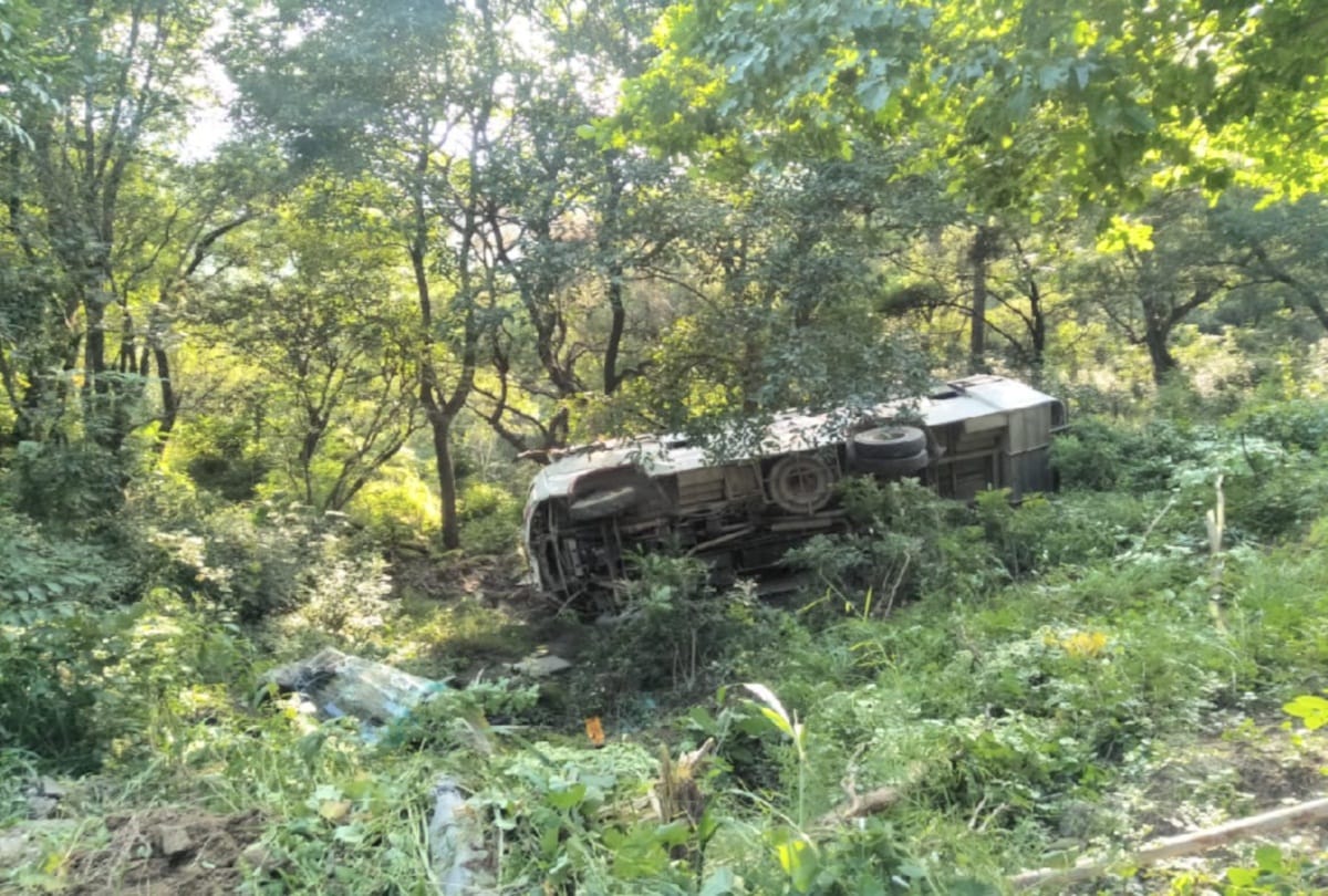 two injured in private bus accident at hamirpur himachal