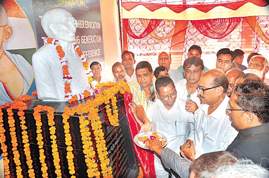 gandhi ji statue will unfoled in MPM college