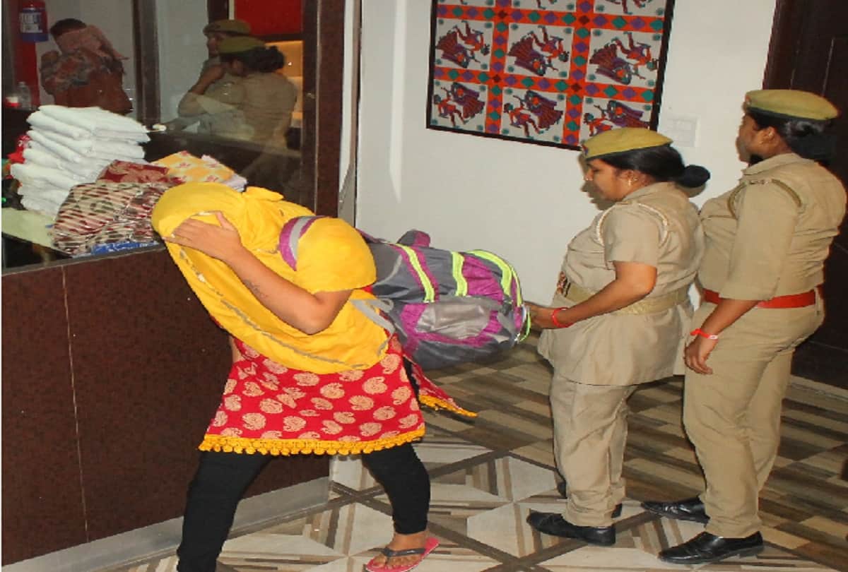 Police raid in hotel in meerut and arrested five including Russian girl