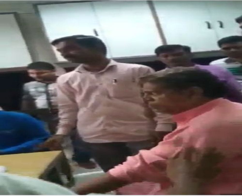 Cleaner leader tried to hit the corporation officer with shoe