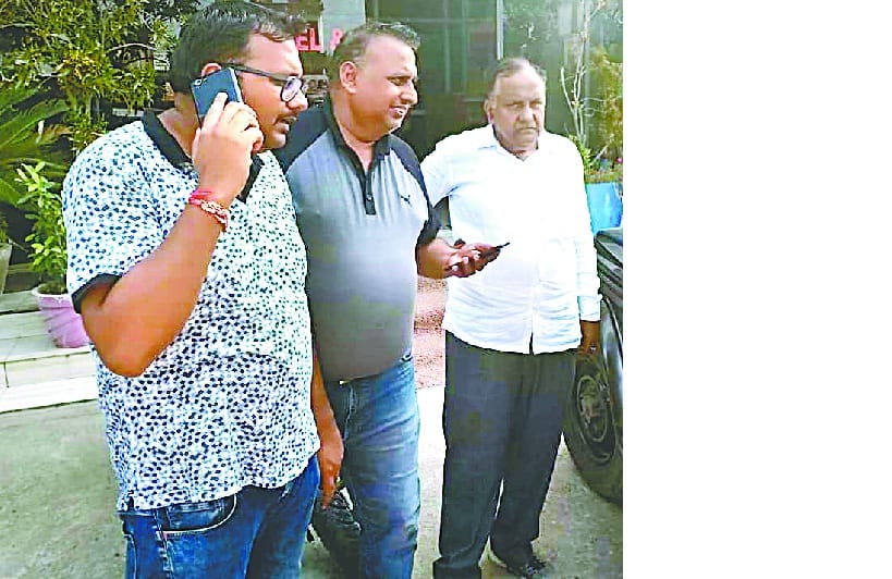 seven lakhs looted from rice milers